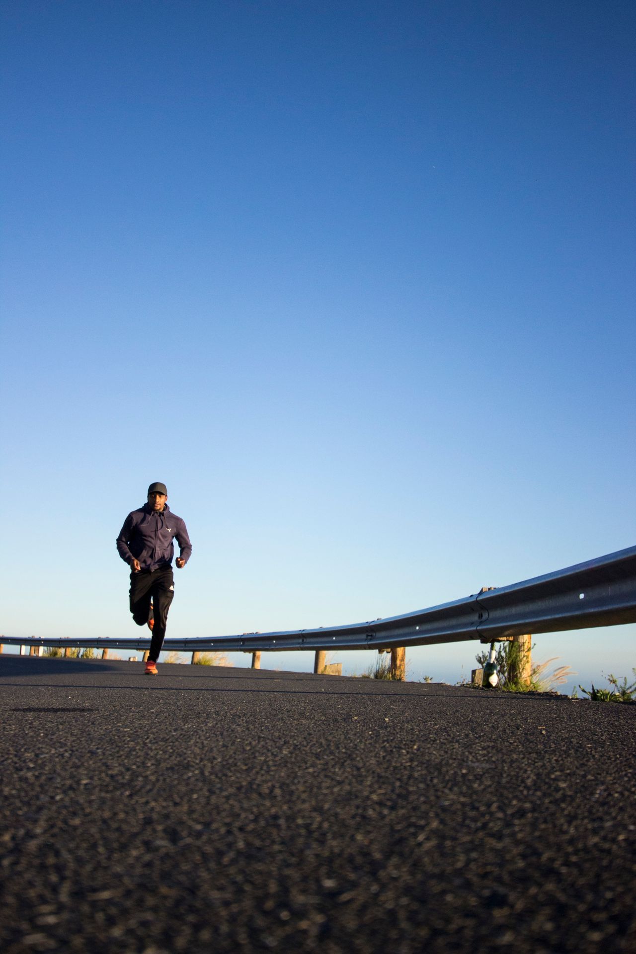 Solo distance runner in race stride