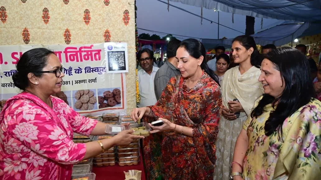 Diya Kumari talks to women sellers at the Jawahar Kala Kendra fair