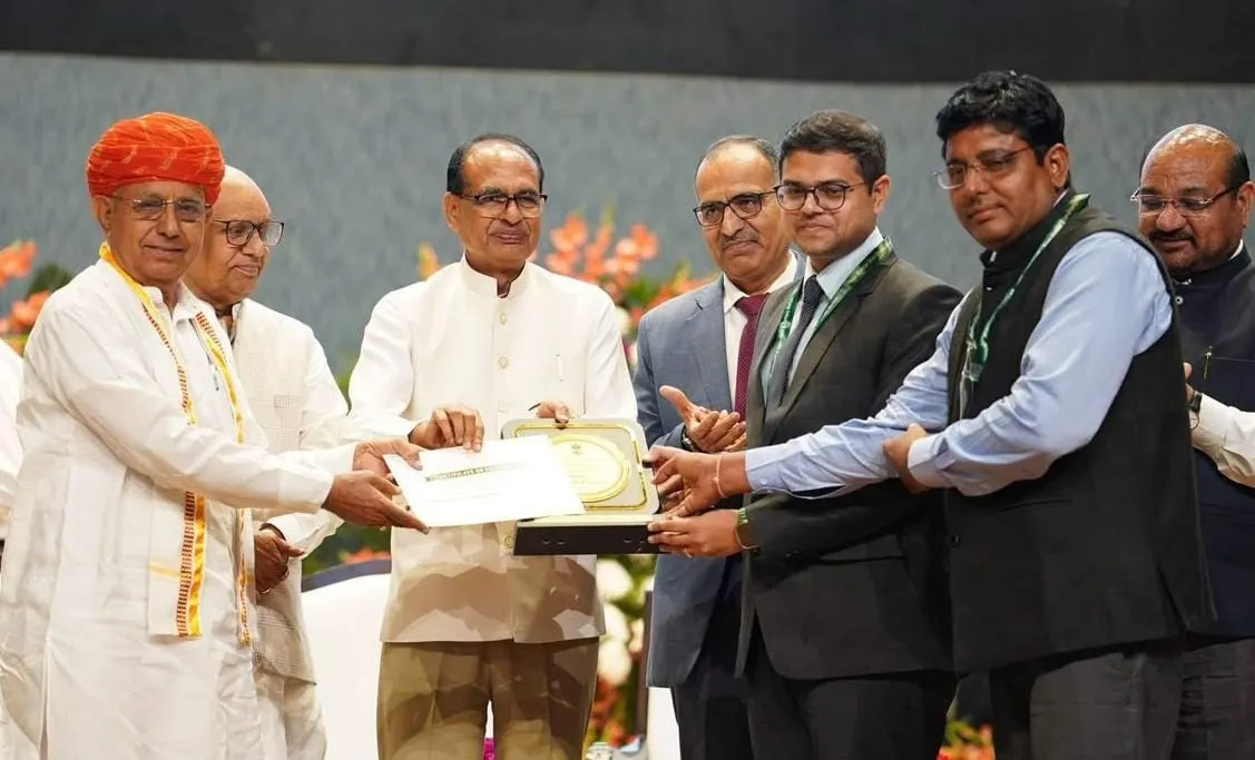 Shivraj Singh Chouhan hands over the award to the Nagaur delegation