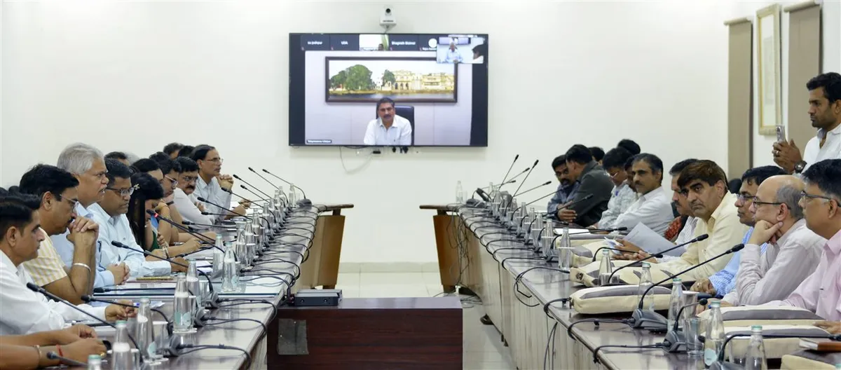 Observers from other districts join the workshop by video conference