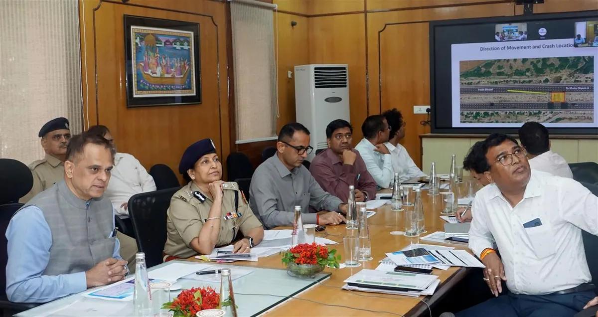 Officials study expressway layouts during the road safety review