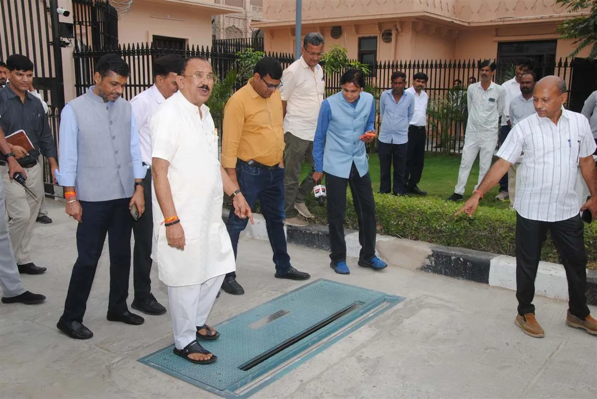 Rajasthan Vidhan Sabha: Speaker Vasudev Devnani and Assembly officials at the new vehicle scanner