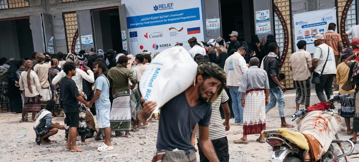 Yemen fighting: Emergency food distribution in Lahj, Yemen (file photo)