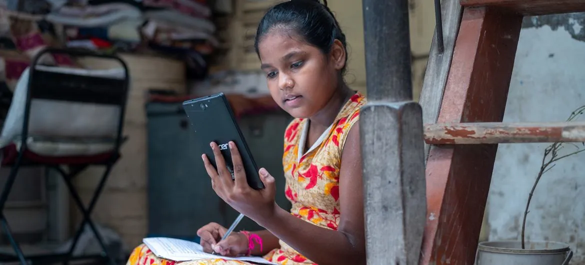 World Social Report 2026: A girl in India studies using a tablet connected to the internet (file)
